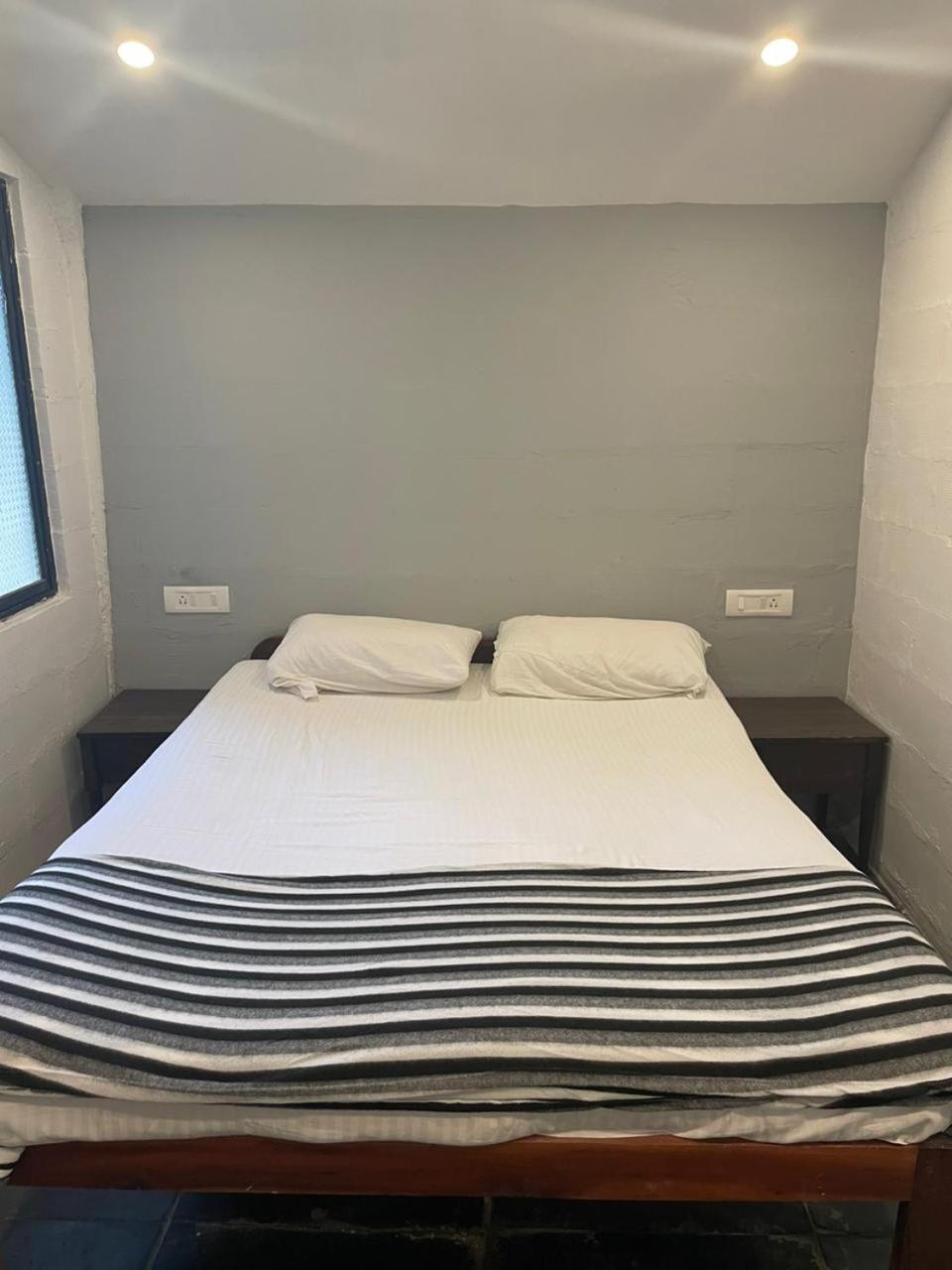 12 Monks - Beachside Hostel アランボル エクステリア 写真