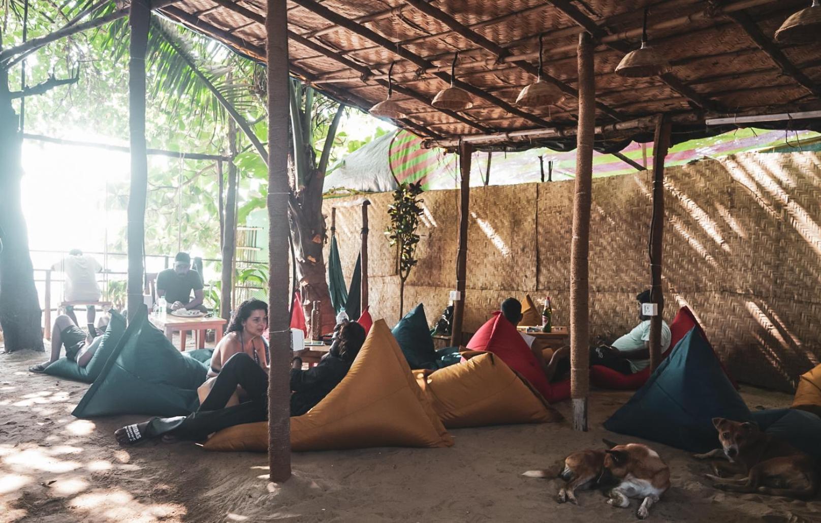 12 Monks - Beachside Hostel アランボル エクステリア 写真