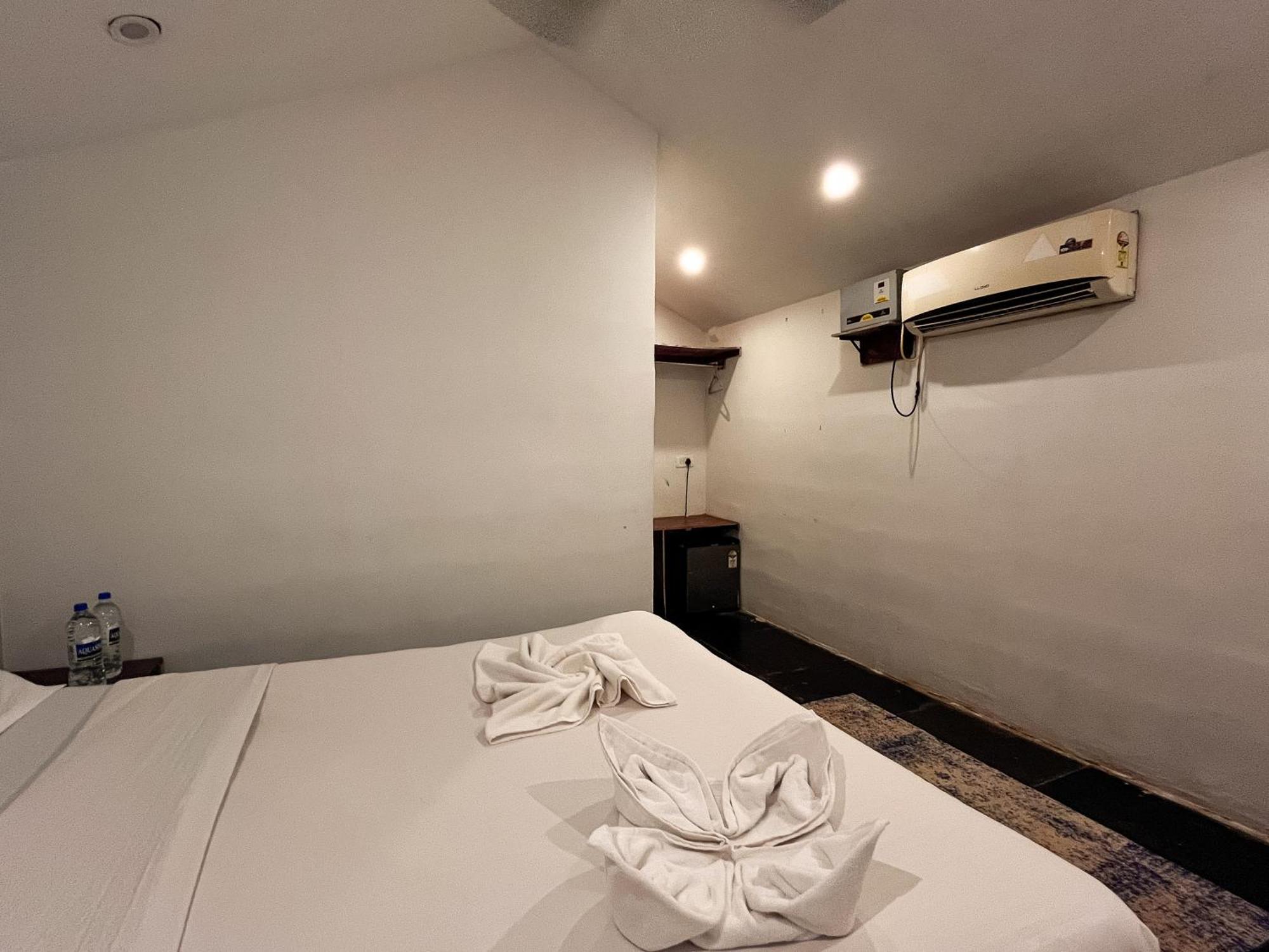 12 Monks - Beachside Hostel アランボル エクステリア 写真