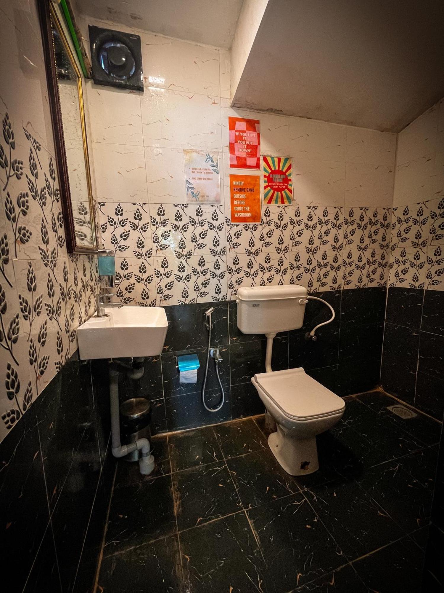12 Monks - Beachside Hostel アランボル エクステリア 写真