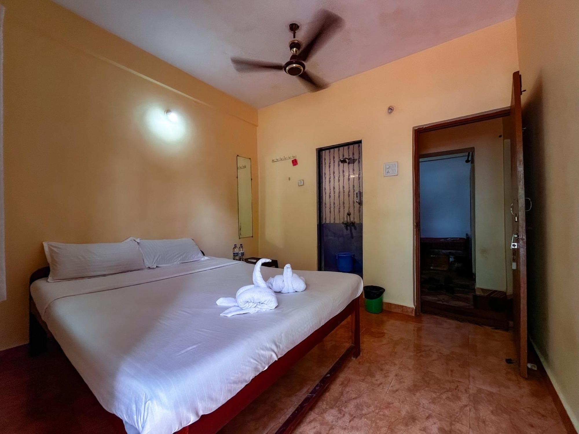 12 Monks - Beachside Hostel アランボル エクステリア 写真