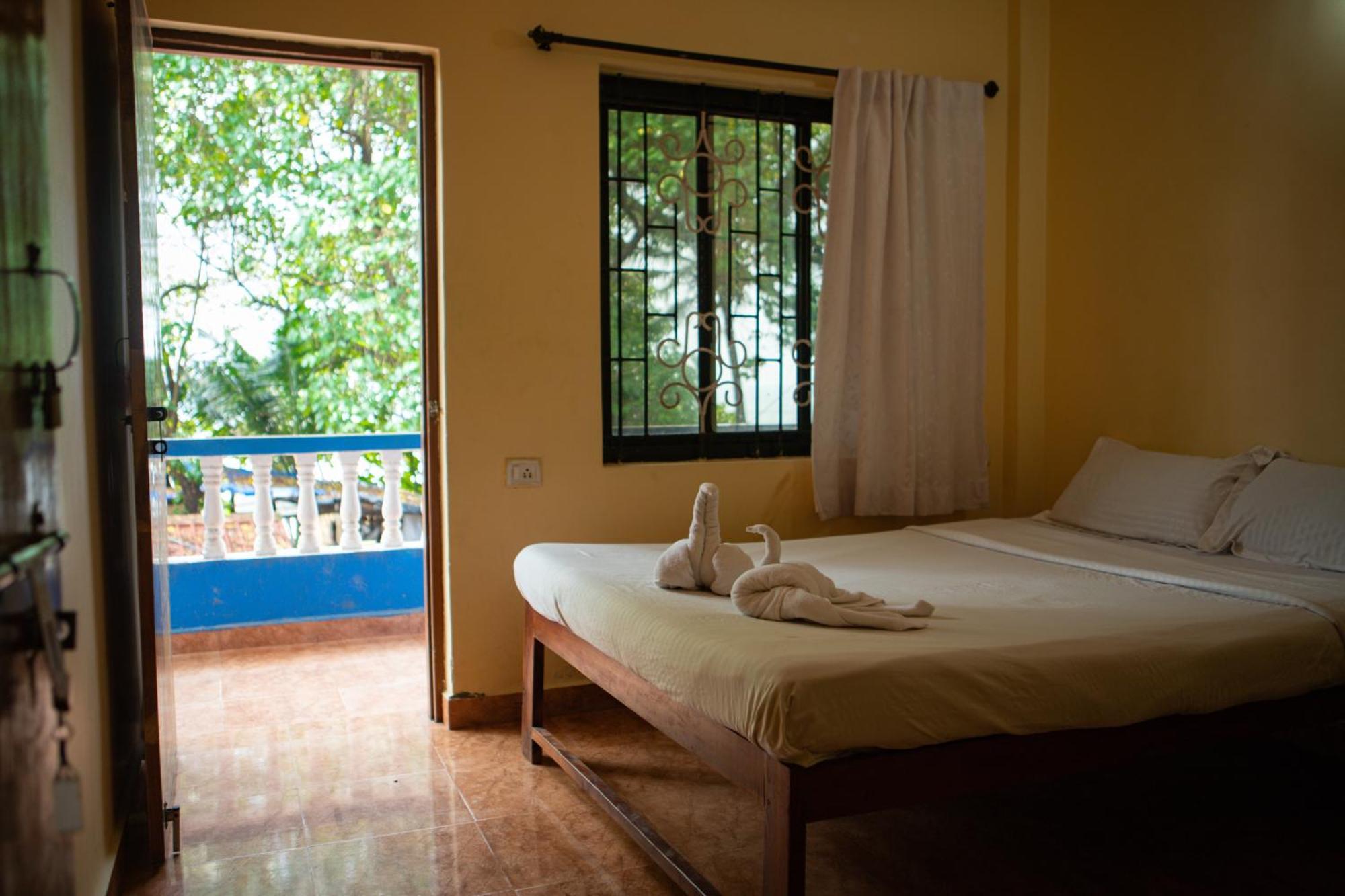 12 Monks - Beachside Hostel アランボル エクステリア 写真