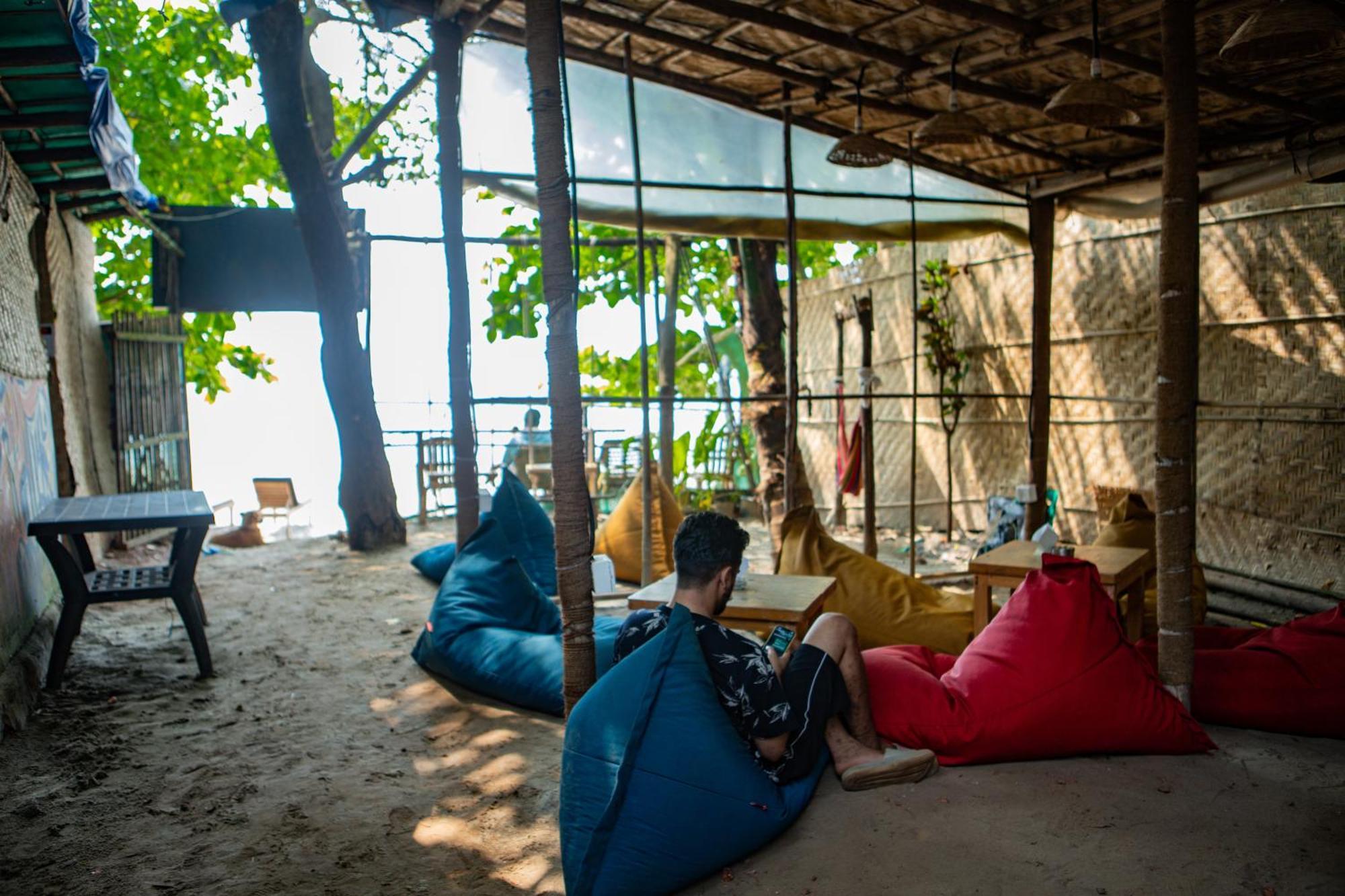 12 Monks - Beachside Hostel アランボル エクステリア 写真