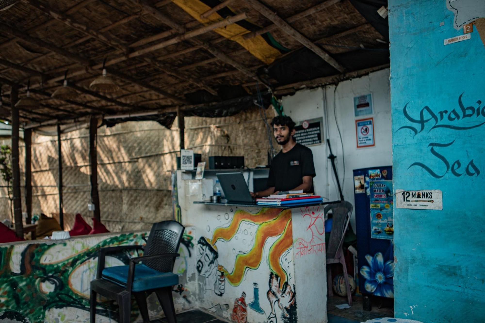 12 Monks - Beachside Hostel アランボル エクステリア 写真