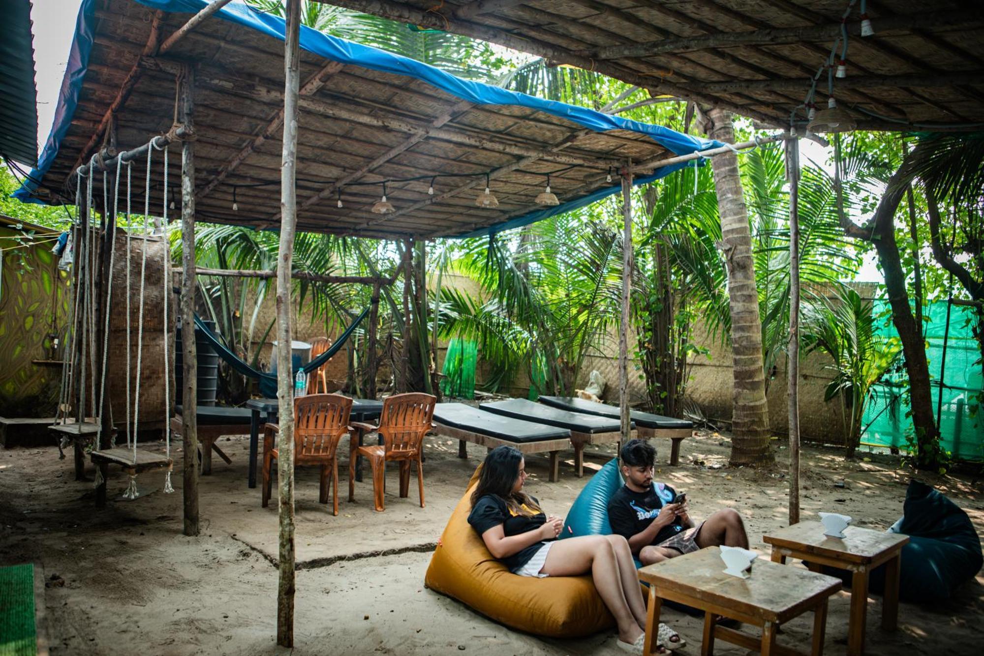 12 Monks - Beachside Hostel アランボル エクステリア 写真